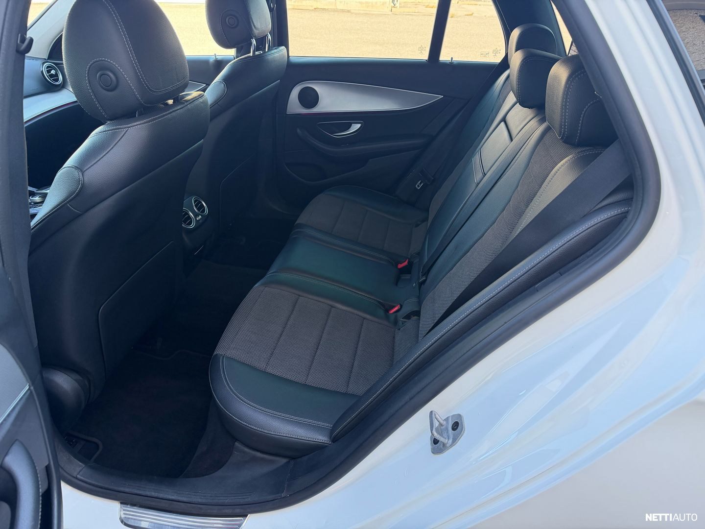 Mercedes-Benz E 300 de T pikkukuva 11